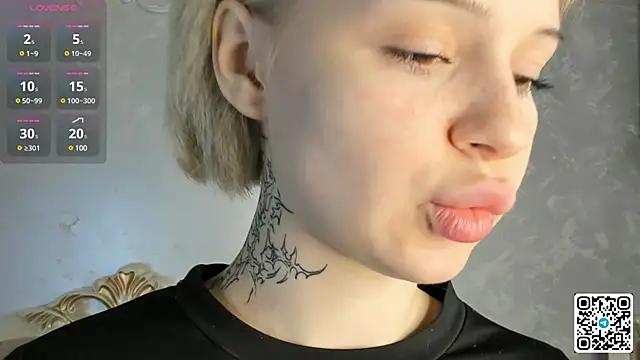 EmilyMooree from StripChat is Freechat